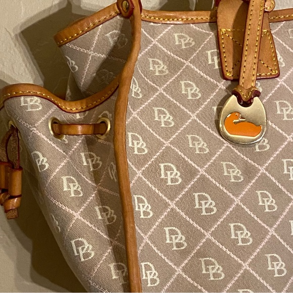 Dooney & Bourke signature logo shoulder/hand bag tan/ivory/pink medium 10x18 - Picture 14 of 16